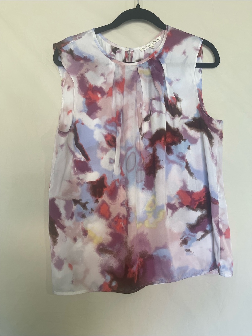 Violet & Claire Sleeveless Watercolor Print Blouse in Purple, Red, White